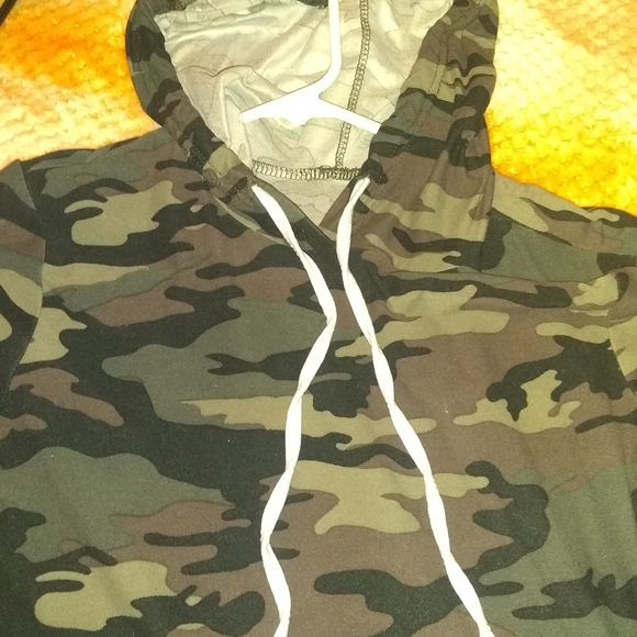 Tops - Camo hodded top